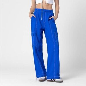 Sporty-chic blue cargo pants striking royal